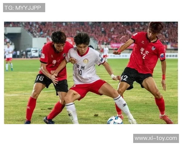 国内明星与足球明星亲密互动引发粉丝热议与关注的盛况